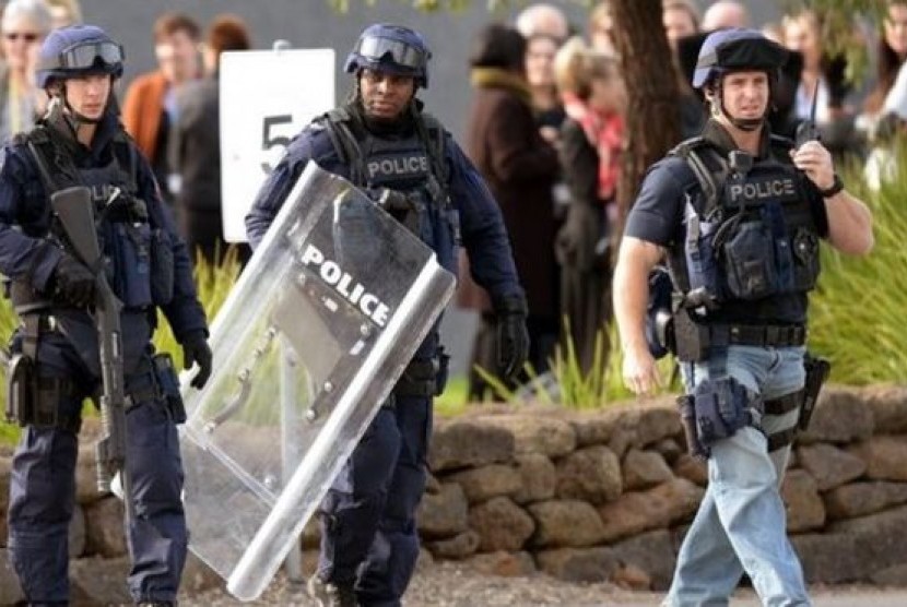 Polisi Australia bersenjata lengkap membubarkan kerusuhan di penjara Victoria, Australia, Rabu (1/7).