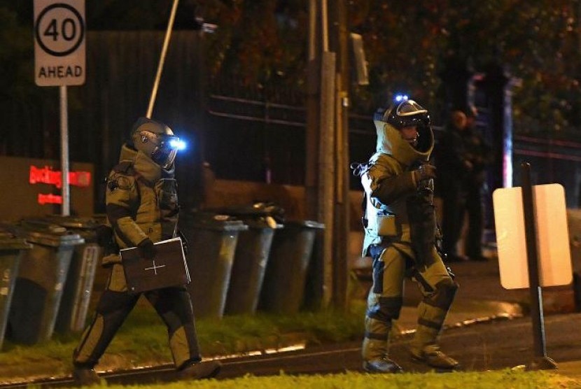 Polisi Australia dari unit penjinak bom berjalan di lokasi dimana pria bersenjata ditembak mati usai menyandera seorang perempuan di Melbourne, Australia, 5 Juni 2017.