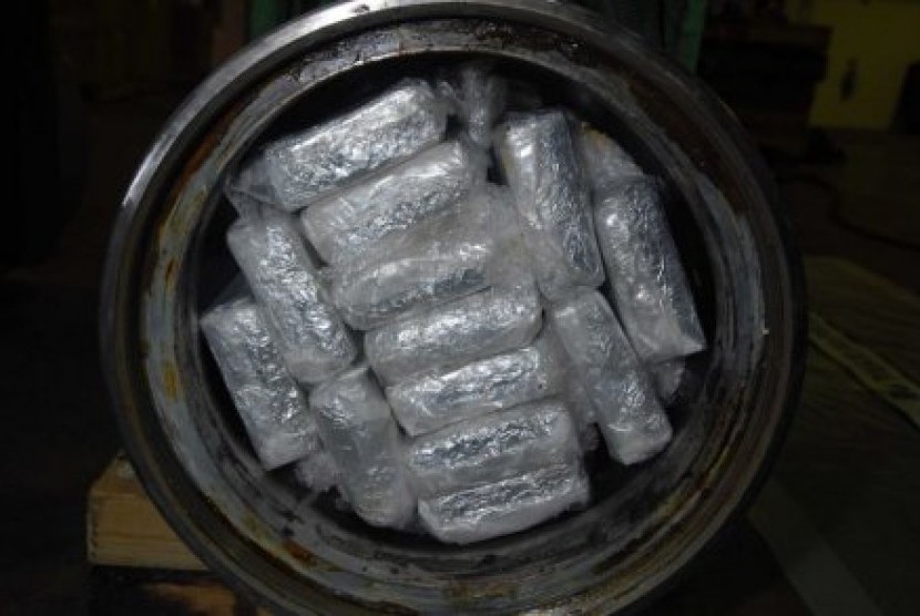 Polisi Australia menemukan sebuah paket dengan kokain seberat 67 kilogram tersembunyi di tuas mesin hidrolik. 