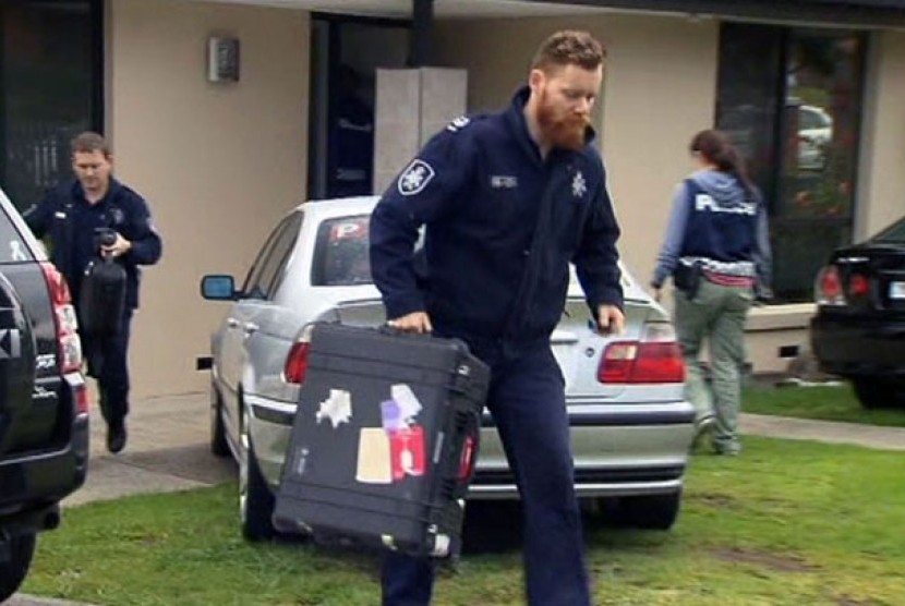  Polisi Australia sebelumnya menangkap beberapa orang di berkenaan dengan tuduhan yang sama. 