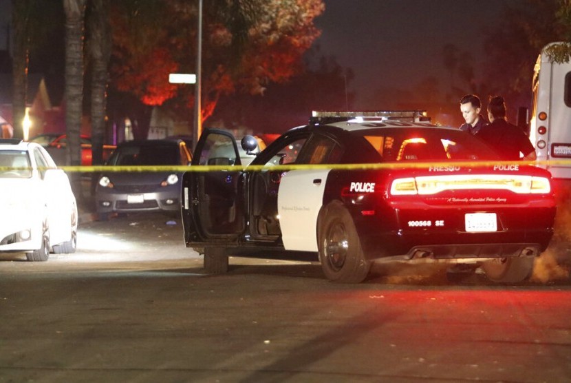 Polisi bekerja di lokasi penembakan di Fresno, Kalifornia, Ahad (17/11). Sebanyak empat orang meninggal akibat penembakan itu.