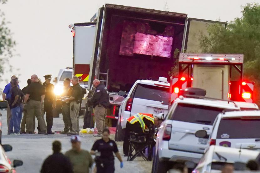 Polisi bekerja di tempat kejadian perkara penemuan jenazah di dalam truk, Senin, 27 Juni 2022, di San Antonio, Texas, Amerika Serikat.