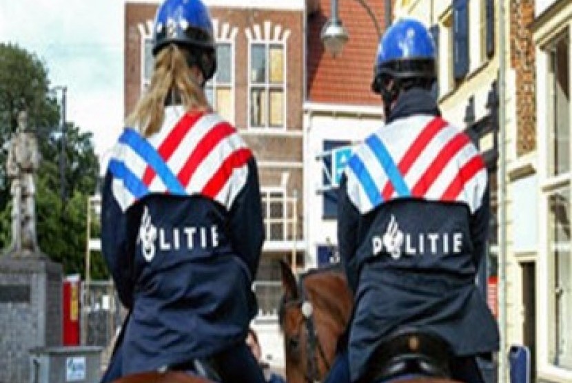 Belanda akan melarang polisi menggunakan pakaian atau simbol keagamaan saat bertugas, termasuk jilbab, salib Kristen atau yarmulkes Yahudi.