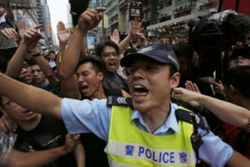 Polisi bentrok dengan pendemo di Hongkong