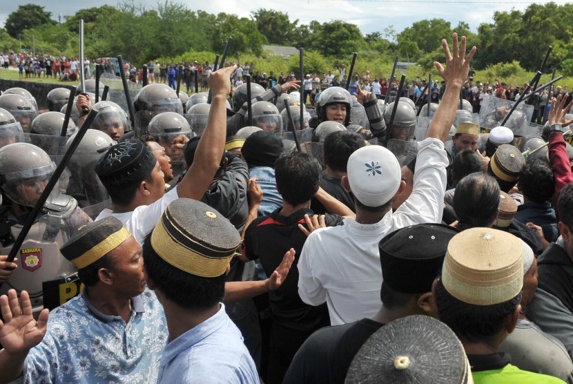 Polisi bentrok dengan warga saat eksekusi atas sengketa lahan di Kelurahan Serangan, Denpasar, Bali, Selasa (3/1). 
