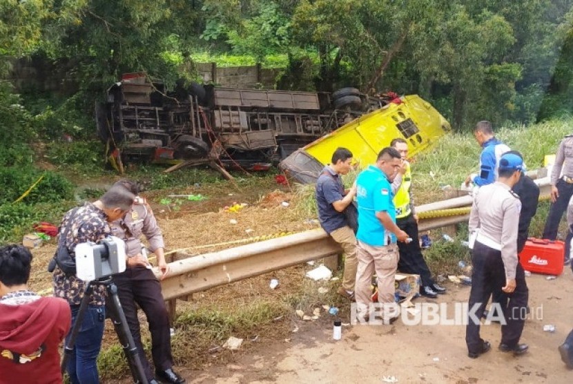 Polisi berada di lokasi kecelakaan bus Bima Suci Nopol A 7520 CS jurusan Bandung-Merak.