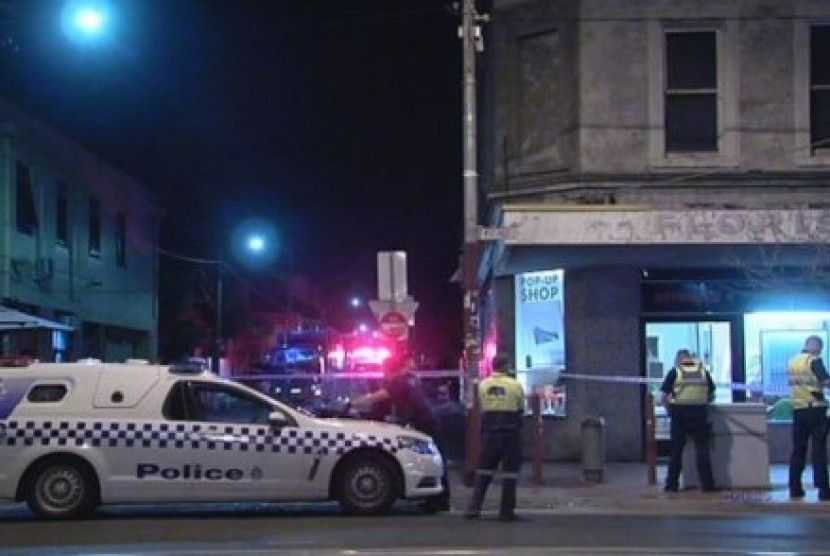 Polisi berada di lokasi penemuan jenazah pemiliki toko es krim di Brunswick East, Melbourne. 