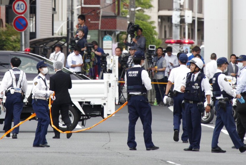 Polisi berada di lokasi penikaman atau penusukan di sebuah halte bus di Kawasaki, Jepang, Selasa (28/5).