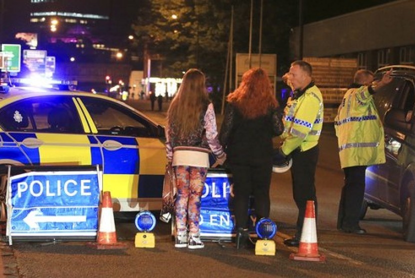 Polisi berada di Manchester Arena usai terjadi ledakan di konser penyanyi Ariana Grande di Manchester, Inggris, Senin, 22 Mei 2017.