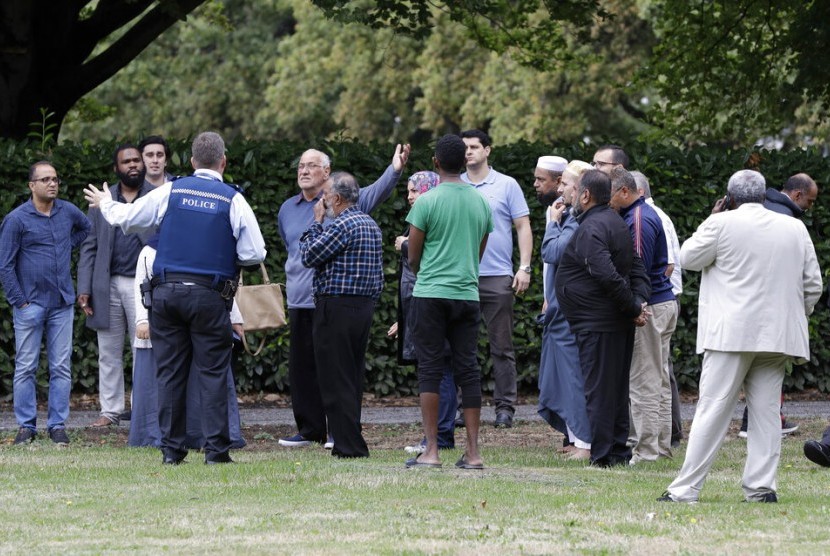 Polisi berbicara dengan saksi mata terkait penembakan masjid di Christchurch, Selandia Baru, Jumat (15/3).