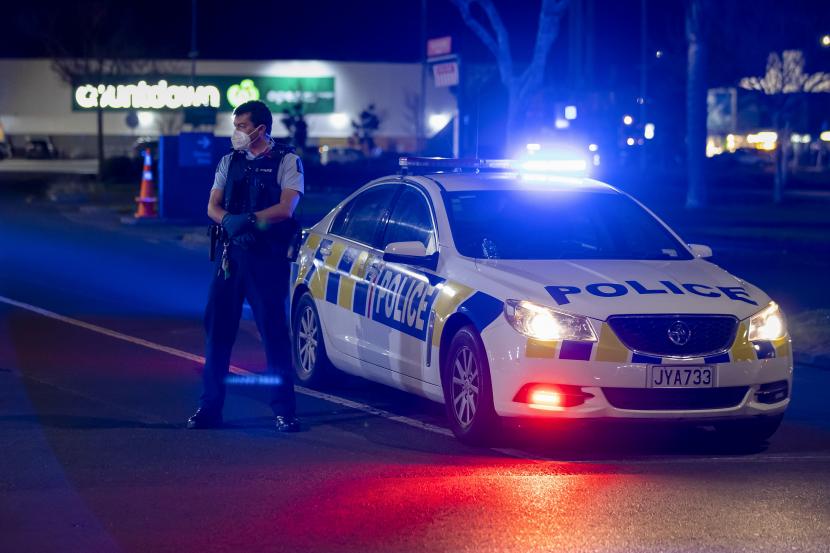 Polisi berdiri di luar lokasi serangan pisau di sebuah supermarket di Auckland, Selandia Baru, Jumat, 3 September 2021. Parlemen Selandia Baru pada Ribu (19/10/2022) mengusulkan perubahan undang-undang kontra-terorisme.