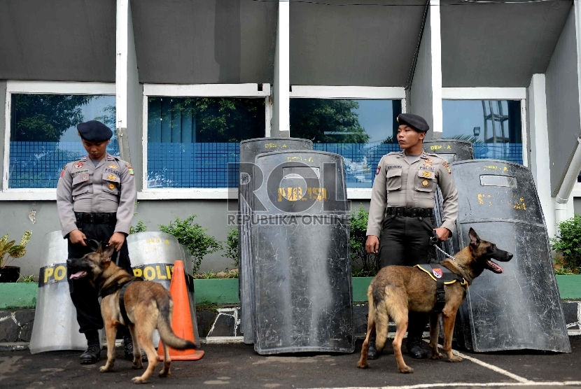 Polisi berjaga jelang sidang praperadilan Komjen Pol Budi Gunawan di halaman Pengadilan Negeri Jakarta Selatan, Jakarta, Senin (2/2).(Republika/ Wihdan)