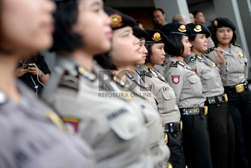 Polisi berjaga jelang sidang praperadilan Komjen Pol Budi Gunawan di halaman Pengadilan Negeri Jakarta Selatan, Jakarta, Senin (2/2).(Republika/ Wihdan)