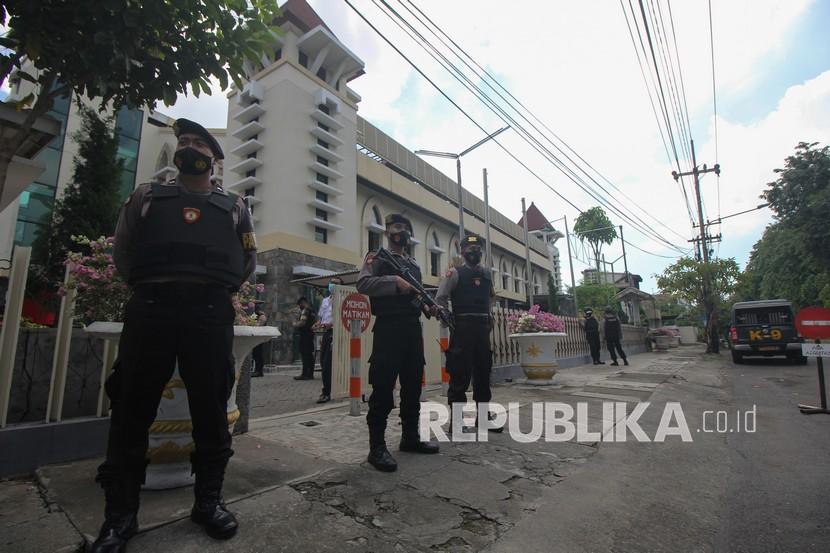Polisi berjaga di area Gereja Katolik Santa Maria Tak Bercela di Surabaya, Jawa Timur (ilustrasi).