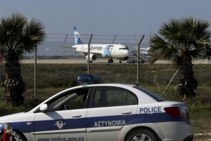 Polisi berjaga di Bandara Larnaca dekat pesawat EgyptAir yang dibajak, Selasa, 29 Maret 2016.