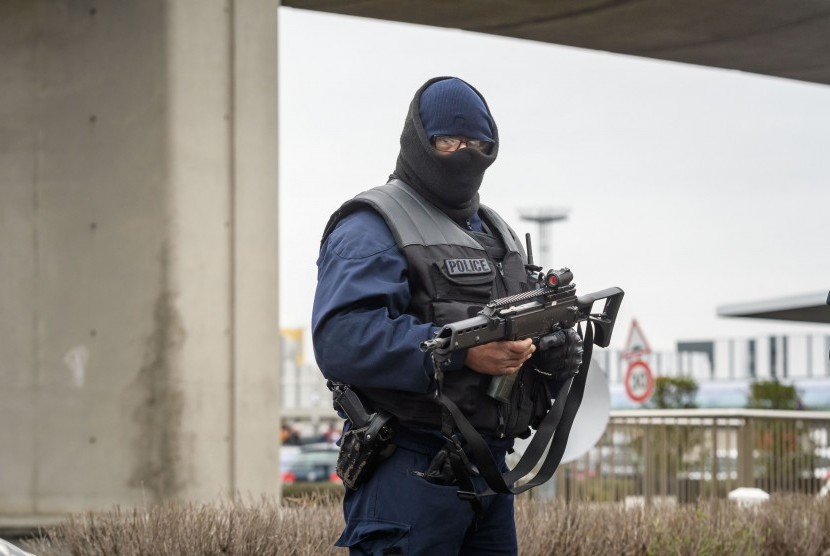 Polisi berjaga di  bandara Orly, Paris, Prancis pascaaksi penembakan pada Sabtu (18/9).