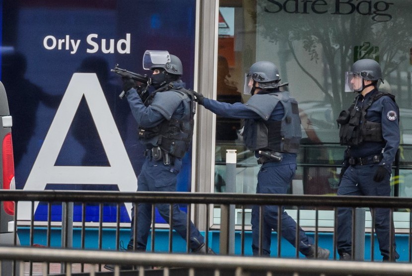 Polisi berjaga di bandara Orly, Paris, Prancis pascaaksi penembakan pada Sabtu (18/3).