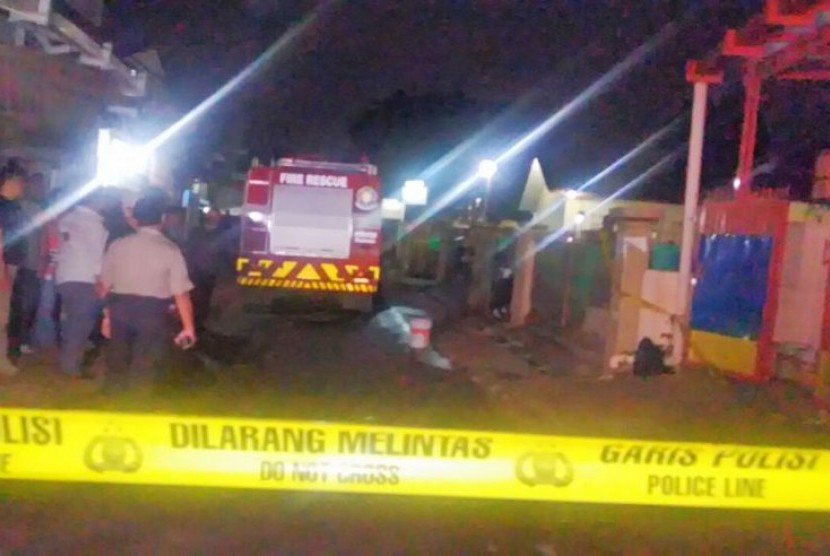 Polisi berjaga di dekat lokasi penemuan terduga pelaku bom di Bintara Jaya, Bekasi Barat, Sabtu (10/12).