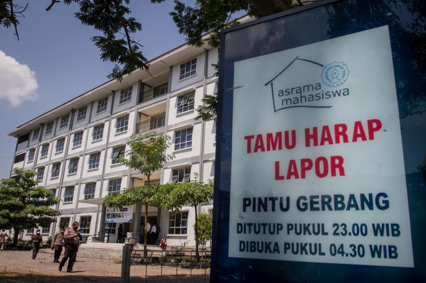 Polisi berjaga di depan Asrama Mahasiswa UNS Solo, Jawa Tengah, Rabu (28/7/2021). Asrama mahasiswa Universitas Sebelas Maret UNS tersebut digunakan sebagai lokasi isolasi terpusat pasien terkonfirmasi positif COVID-19 bergejala ringan dengan kapasitas 114 kamar dan 228 tempat tidur.
