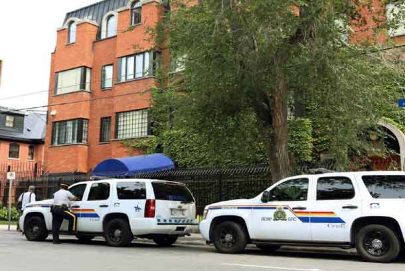 Polisi berjaga di depan gedung Kedubes Iran di Ottawa, Kanada.