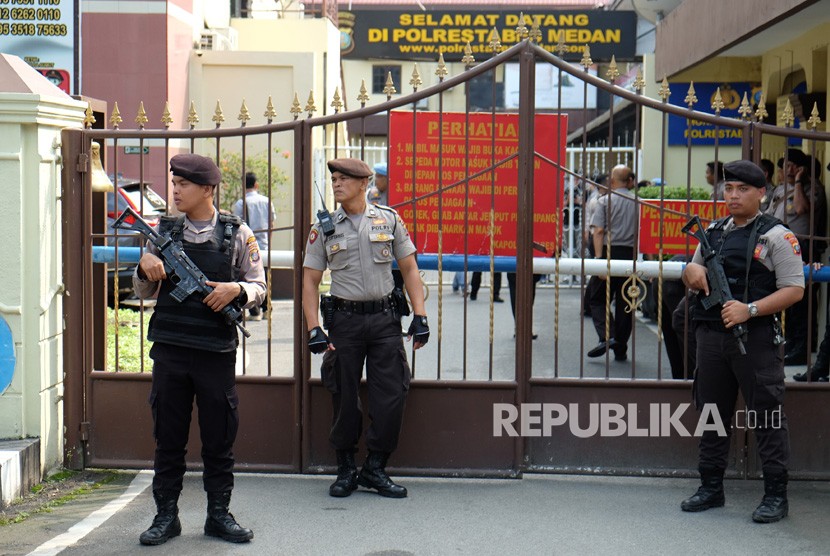 Polisi berjaga di depan gedung Mapolrestabes Medan pascaaksi bom bunuh diri yang dilakukan seorang pemuda, di Medan, Sumatera Utara, Rabu (13/11/2019).