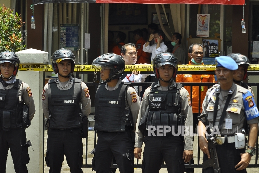 Polisi berjaga di depan Kantor Kelurahan Arjuna dalam peristiwa peledakan bom panci oleh teroris di Jalan Arjuna, Kota Bandung, Senin (27/2).