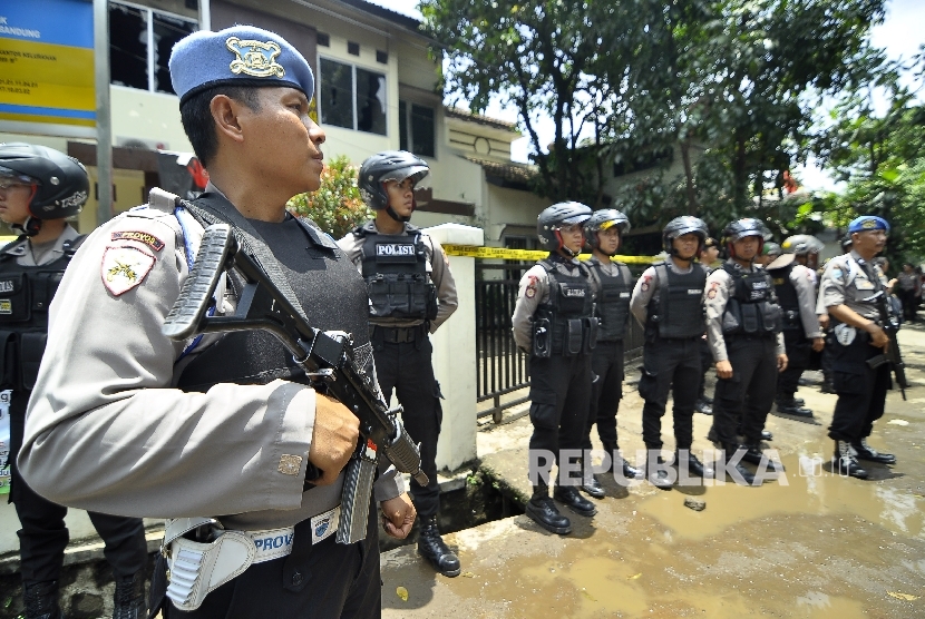 Polisi berjaga di depan Kantor Kelurahan Arjuna dalam peristiwa peledakan bom panci oleh teroris di Jalan Arjuna, Kota Bandung, Senin (27/2).