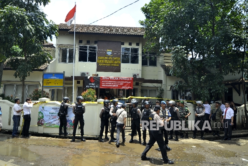 Polisi berjaga di depan Kantor Kelurahan Arjuna dalam peristiwa peledakan bom panci oleh teroris di Jalan Arjuna, Kota Bandung, Senin (27/2)