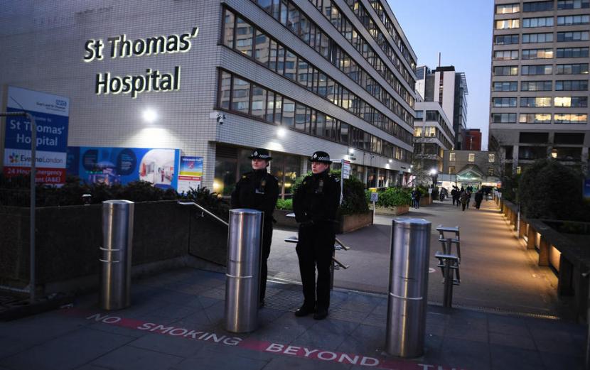 Polisi berjaga di depan Ruma Sakit St.Thomas tempat Boris Johnson dirawat, Selasa (7/4). Johnson sedang dirawat di St. Thomas Hospital London karena kondisinya memburuk. Ilustrasi.