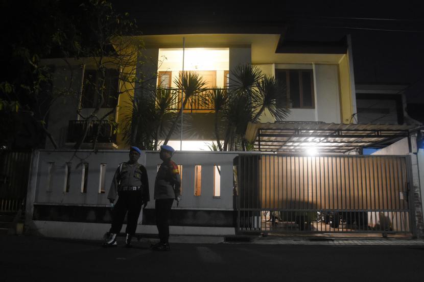 Polisi berjaga di depan rumah dinas Kadiv Propam Polri Irjen Pol Ferdy Sambo pascaperistiwa baku tembak dua ajudannya di Kompleks Polri Duren Tiga, Jakarta Selatan, Selasa (12/7/2022) malam. IPW mempertanyakan keganjilan-keganjilan dalam kasus penembakan di rumah Kadiv Propam