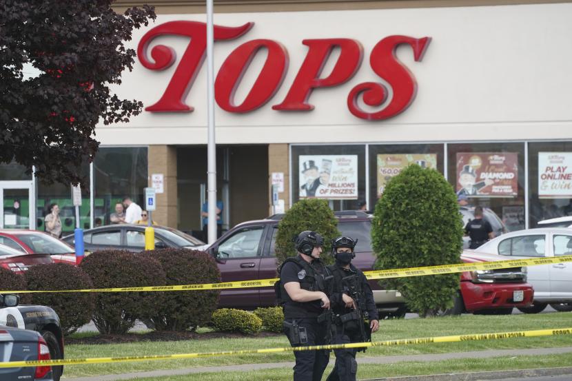 Polisi berjaga di depan supermarket di Buffalo, New York, AS  yang menjadi lokasi penembakan bermotif rasial pada Sabtu (14/5/2022). Menurut saksi mata, seorang pria kulit putih masuk ke supermarket dan menembaki orang-orang berkulit hitam. Pembantai Orang Kulit Hitam di New York akan Mengaku Bersalah