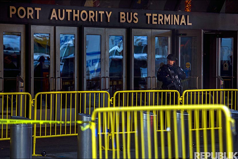 Polisi berjaga di depan terminal bus Port Authorithy New York City menyusul laporan ledakan.