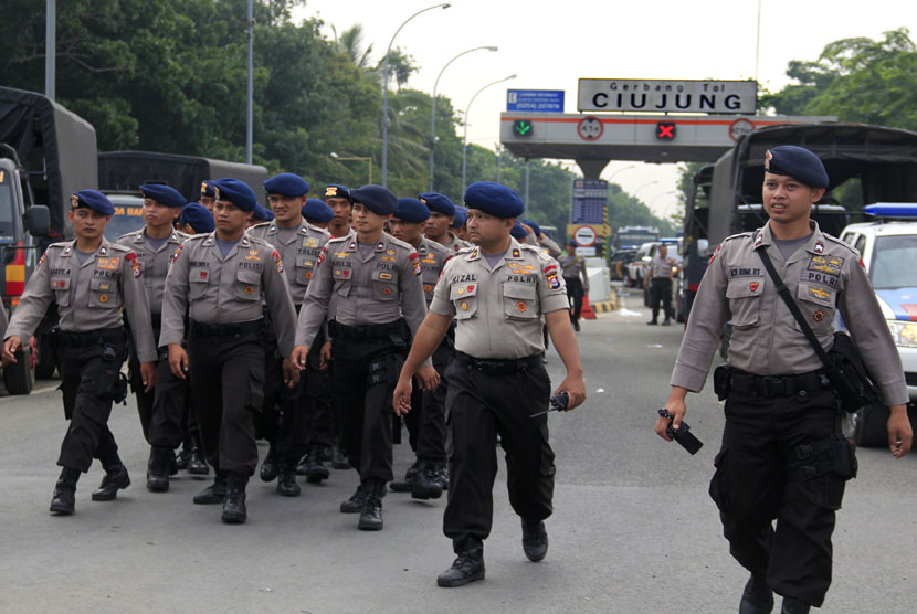  Polisi berjaga di gerbang Tol Jakarta-Merak KM-57, Ciujung, Serang, Banten, menyusul adanya aksi unjukrasa buruh yang memblokir jalan di sekitar gerbang tol itu, Selasa (3/12).  (Antara/Asep Fathulrahman)