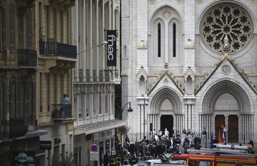 Pemuda Prancis berinisiatif menjaga gereja katedral di kota mereka Ilustrasi Polisi berjaga di Gereja Notre Dame di Nice, Prancis. 