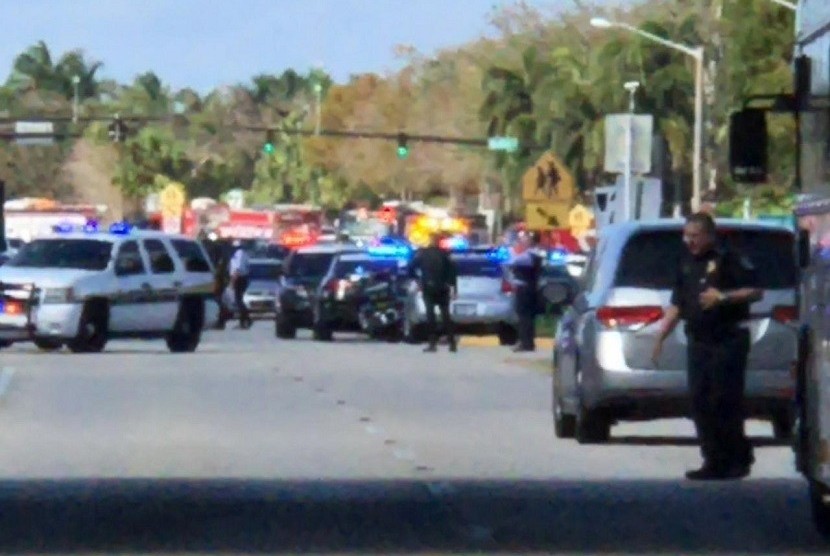 Polisi berjaga di halaman sekolah SMA di Florida yang mengalami penyerangan.