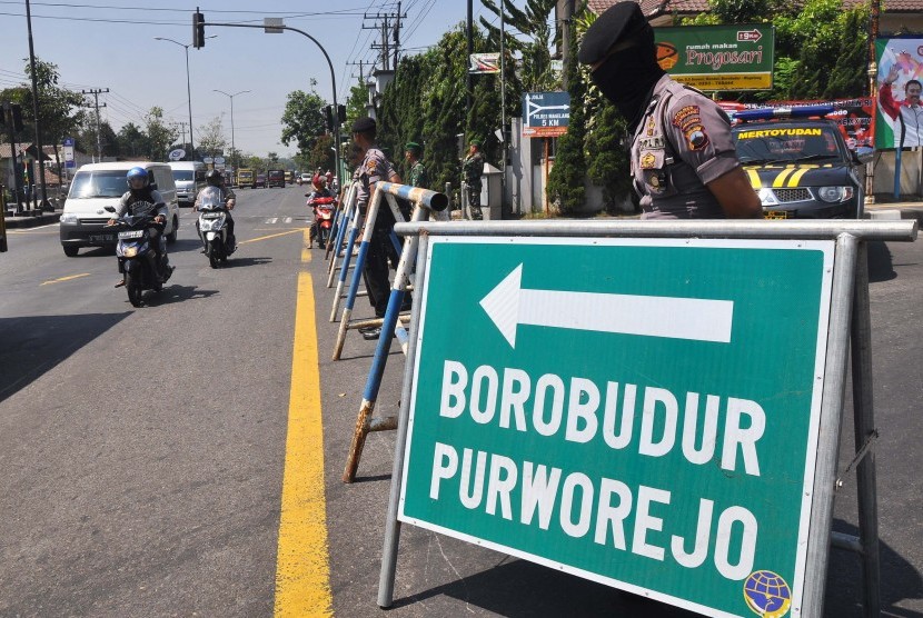 Polisi berjaga di jalan masuk kawasan candi Borobudur yang ditutup sementara di pertigaan Blondo, Mungkid, Magelang, Jawa Tengah, Jumat (8/9). 