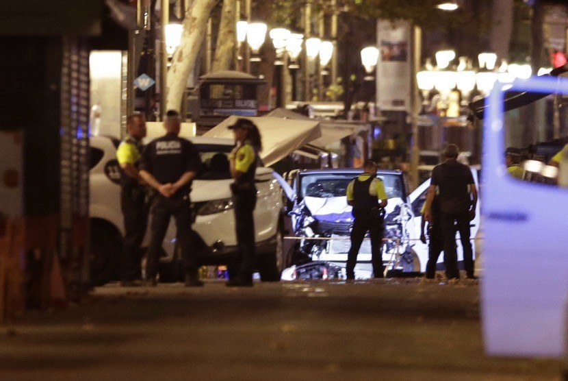 Polisi berjaga di Las Ramblas, Barcelona, setelah serangan mobil pada Kamis (17/8) sore waktu setempat.