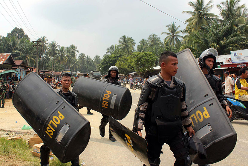 Polisi berjaga di lokasi gereja Singkil, Aceh, Rabu (14/10).