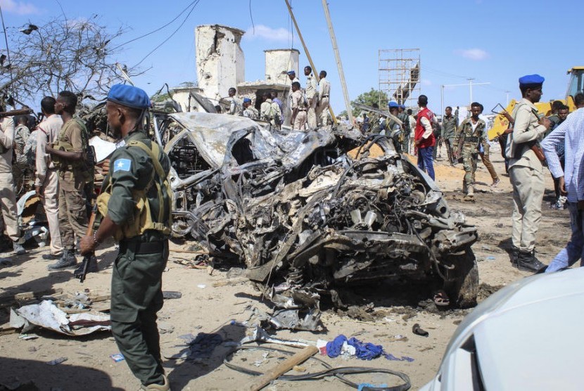 Polisi berjaga di lokasi ledakan di Mogadishu, Sabtu (28/12).