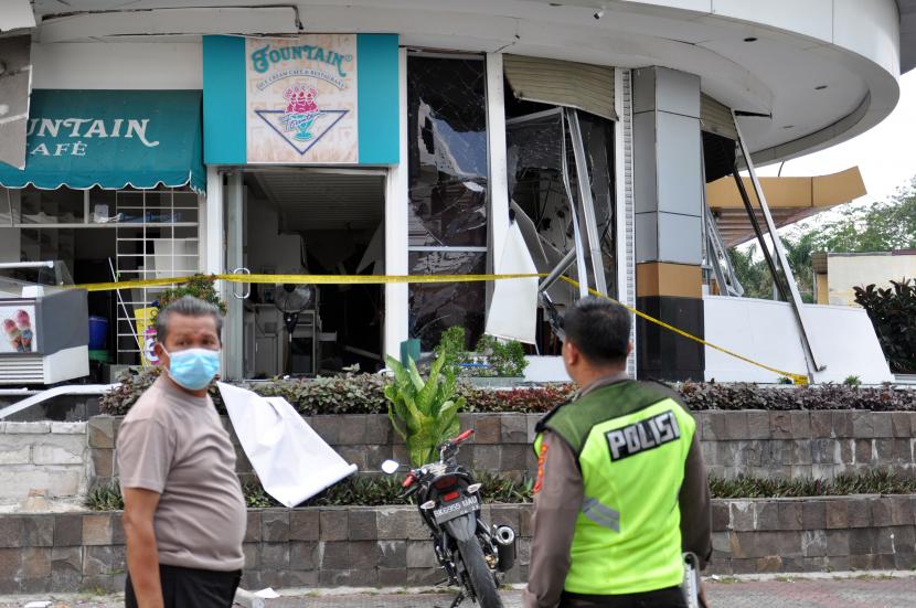 Polisi berjaga di lokasi ledakan salah satu restoran di Plaza Ramayana Medan, Sumatera Utara, Rabu (25/3/2020). Peristiwa ledakan yang belum diketahui penyebabnya dan masih dalam penyelidikan pihak kepolisian tersebut mengakibatkan dua orang karyawan di restoran itu luka bakar. 