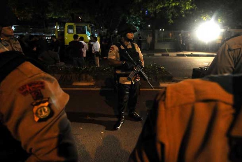  Polisi berjaga di lokasi penembakan anggota Provost Mabes Polri Bripka Sukardi di Jalan HR Rasuna Said, Jakarta, Selasa (10/9) malam.