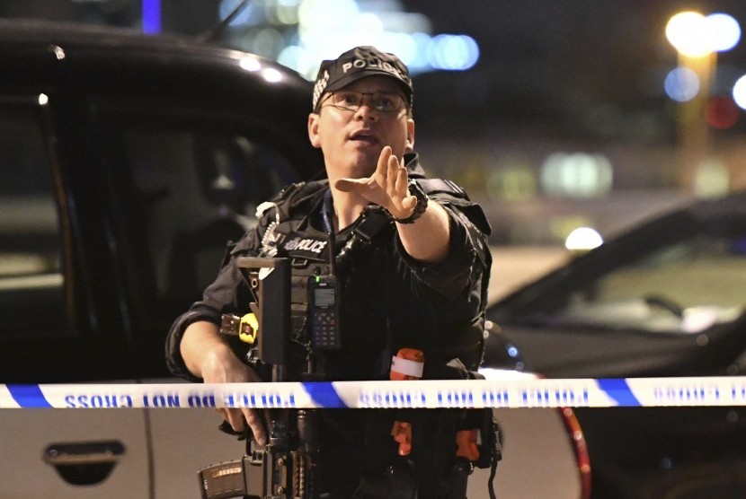 Polisi berjaga di London Bridge.