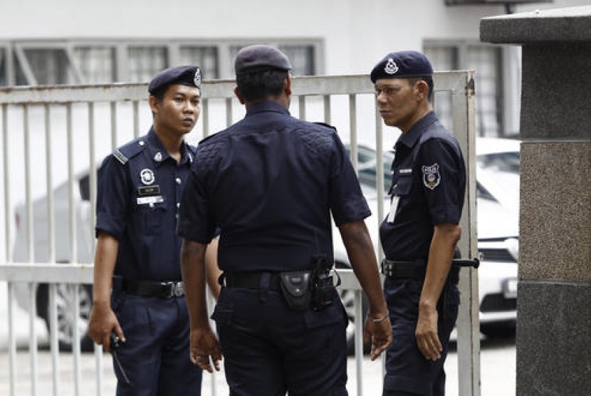 Polisi berjaga di luar departemen forensik Kuala Lumpur Hospital di mana terdapat jenazah Kim Jong-nam di Kuala Lumpur, Malaysia, Selasa, 21 Februari 2017.