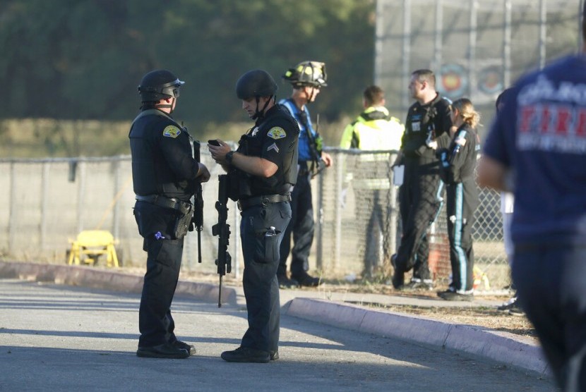 Polisi berjaga di luar Gilroy High School menyusul penembakan mematikan yang terjadi di festival bawang putih Gilroy Garlic Festival di Gilroy, Kalifornia, Ahad (28/7).
