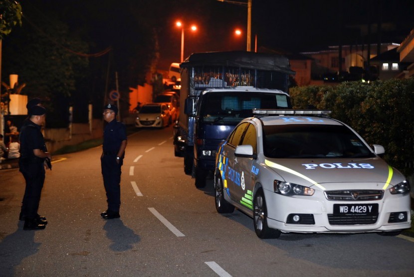 Polisi berjaga di luar kediaman Najib Razak di Kuala Lumpur, Malaysia. Mantan PM Malaysia itu menjalani investigasi atas dugaan skandal 1MDB.