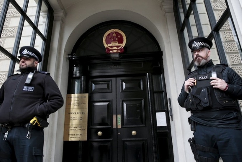 Polisi berjaga di luar Kedutaan Besar Cina di London. Senin (19/10) akan menjadi hari kunjungan Presiden Cina Xi Jinping ke Inggris atas undangan Ratu Elizabeth II.