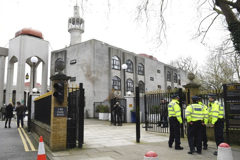 Polisi berjaga di luar Masjid Sentral London (London Central Mosque) dekat Regents Park, London utara, Inggris, Jumat (21/2). Seorang muazin ditikam saat hendak mengumandangkan azan ashar.