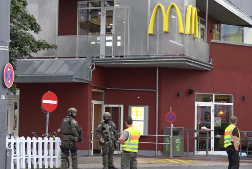 Polisi berjaga di luar restoran McDonald dekat mal Olympia-Einkaufszentrum di Muenchen, Jerman, Jumat, 22 Juli 2016. Penembakan di mal tersebut menewaskan enam orang.