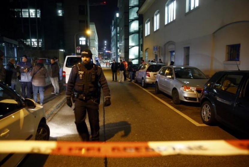 Polisi berjaga di luar sebuah masjid di pusat kota Zurich, Switzerland, 19 Desember 2016. Sebanyak tiga jamaah terluka akibat penembakan oleh orang tak dikenal.