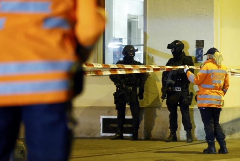 Polisi berjaga di luar sebuah masjid di pusat kota Zurich, Switzerlan, 19 Desember 2016. Sebanyak tiga jamaah terluka akibat penembakan oleh orang tak dikenal. 